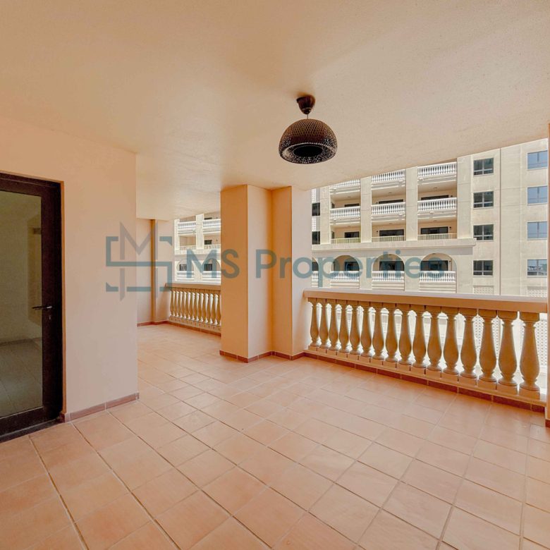 Sophisticated 1BR Apartment with Huge Balcony