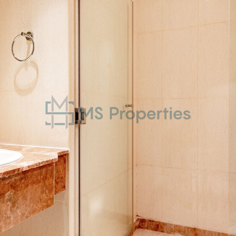 Amazing 1BR+Office Apartment with View Balcony