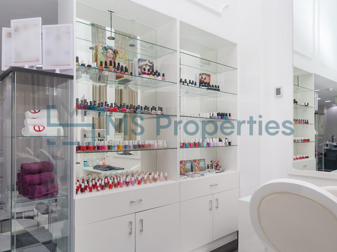 79SQM Cozy Shop in the Heart of The Pearl For Sale