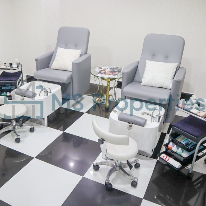 79SQM Cozy Shop in the Heart of The Pearl For Sale