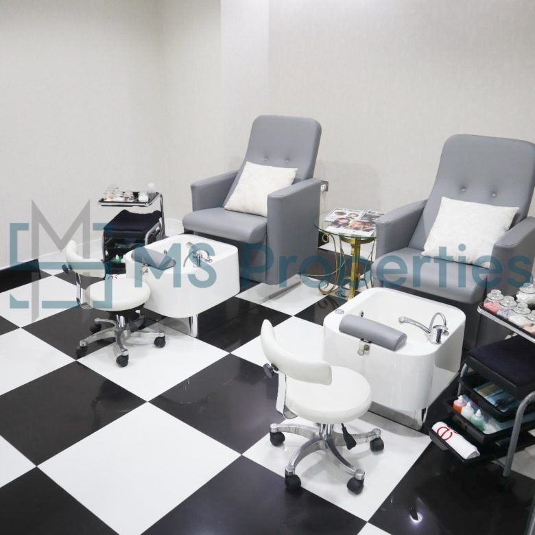 79SQM Cozy Shop in the Heart of The Pearl For Sale