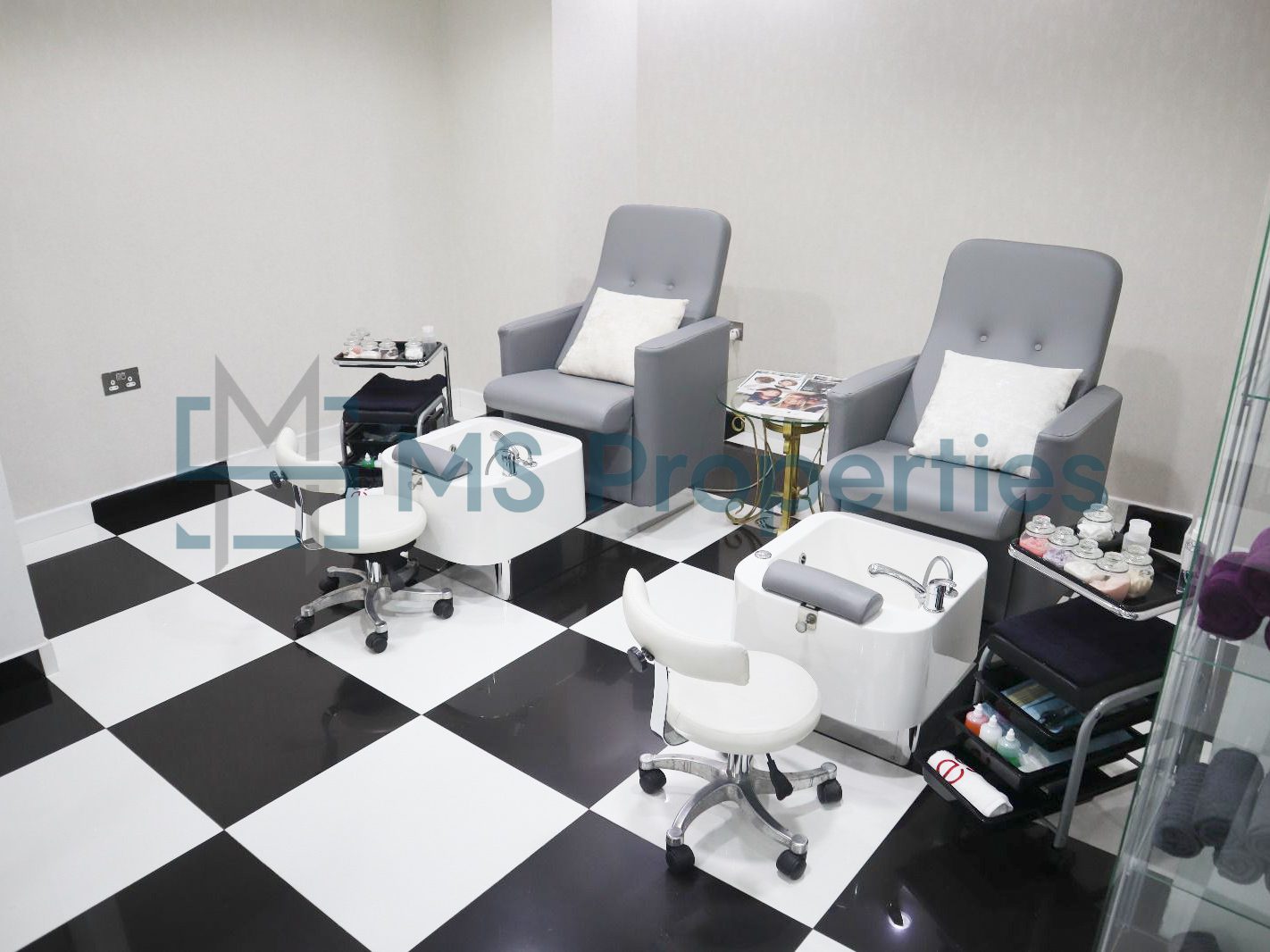 79SQM Cozy Shop in the Heart of The Pearl For Sale