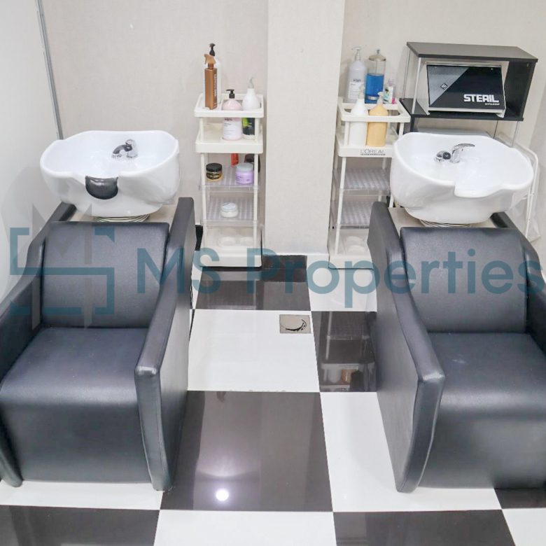 79SQM Cozy Shop in the Heart of The Pearl For Sale