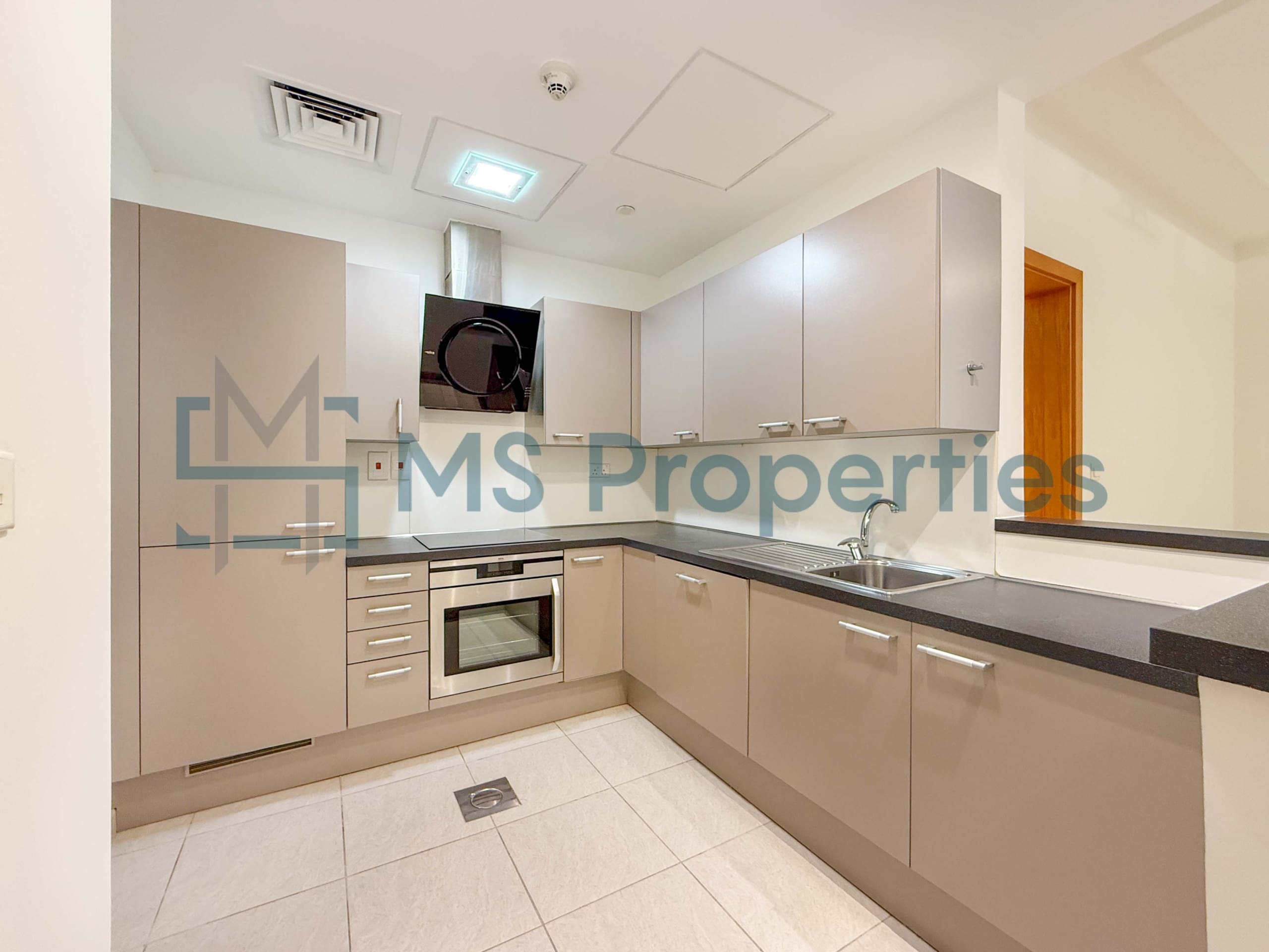 Luxurious 1BR Apartment with City View +QCool Included