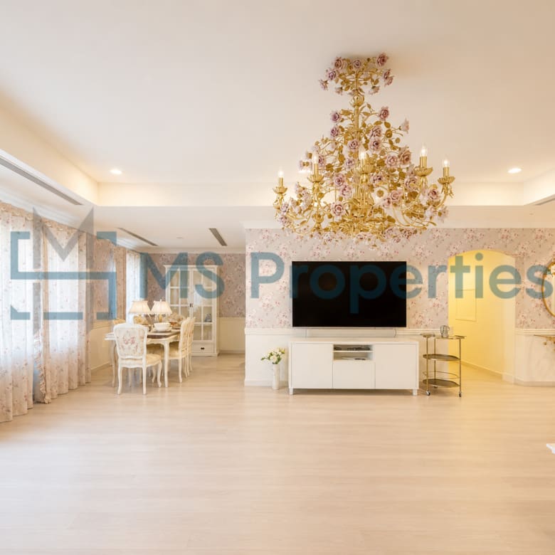 Sophisticated 3 Bedroom Flat with Full Marina View