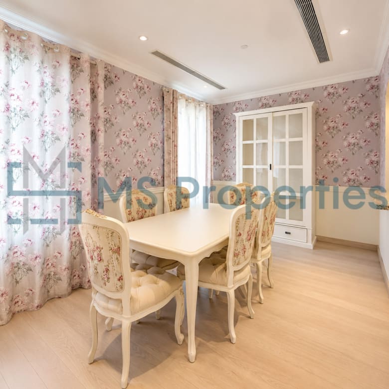 Sophisticated 3 Bedroom Flat with Full Marina View