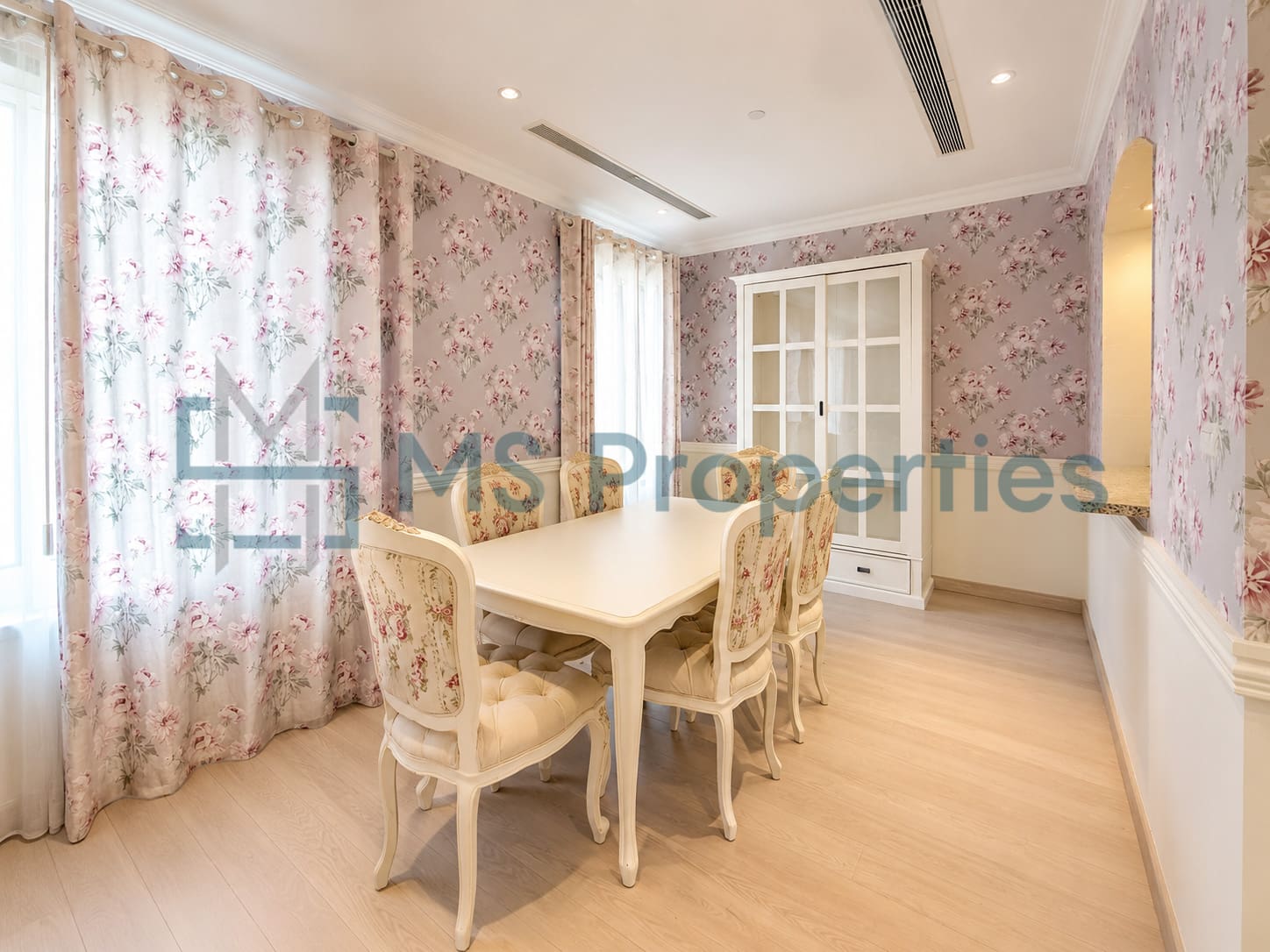 Sophisticated 3 Bedroom Flat with Full Marina View