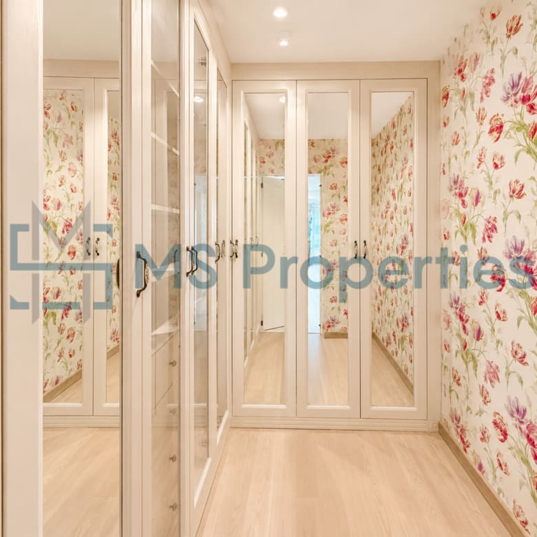 Sophisticated 3 Bedroom Flat with Full Marina View
