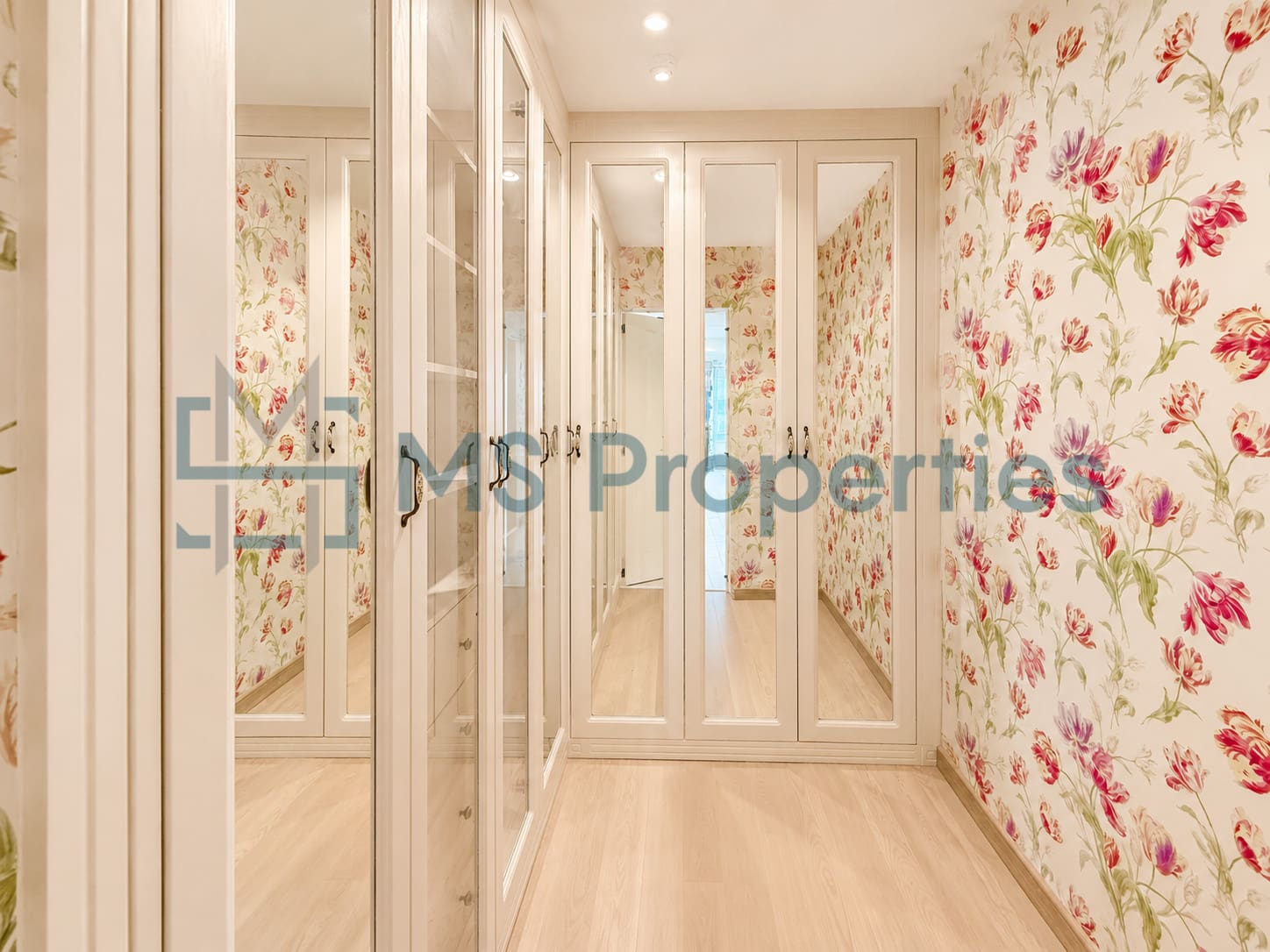 Sophisticated 3 Bedroom Flat with Full Marina View