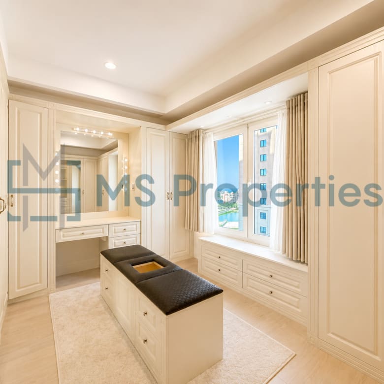 Sophisticated 3 Bedroom Flat with Full Marina View