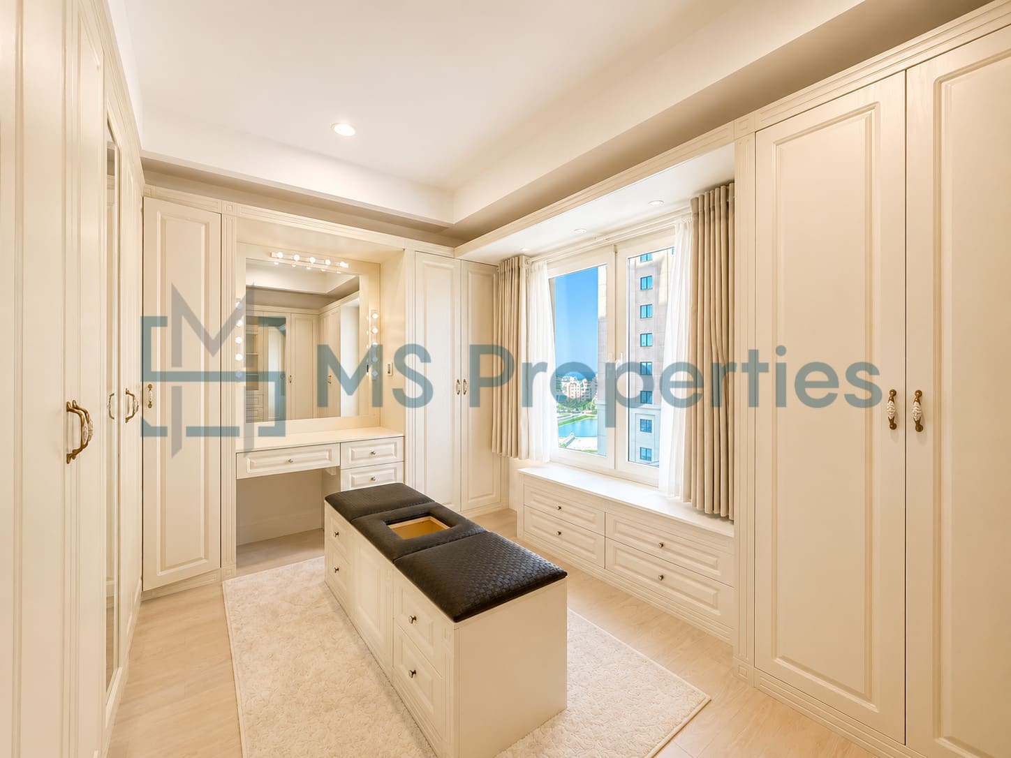 Sophisticated 3 Bedroom Flat with Full Marina View