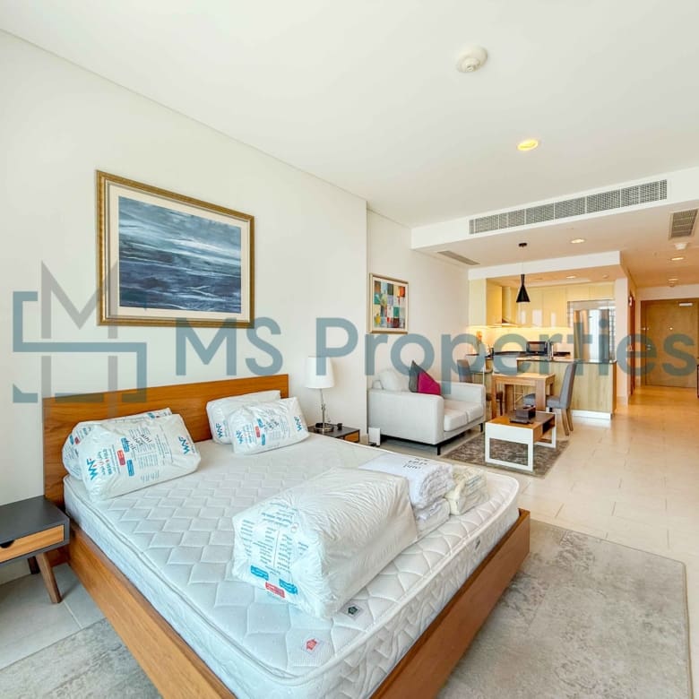 No Commission Cozy Studio w/ Balcony | Bills Included