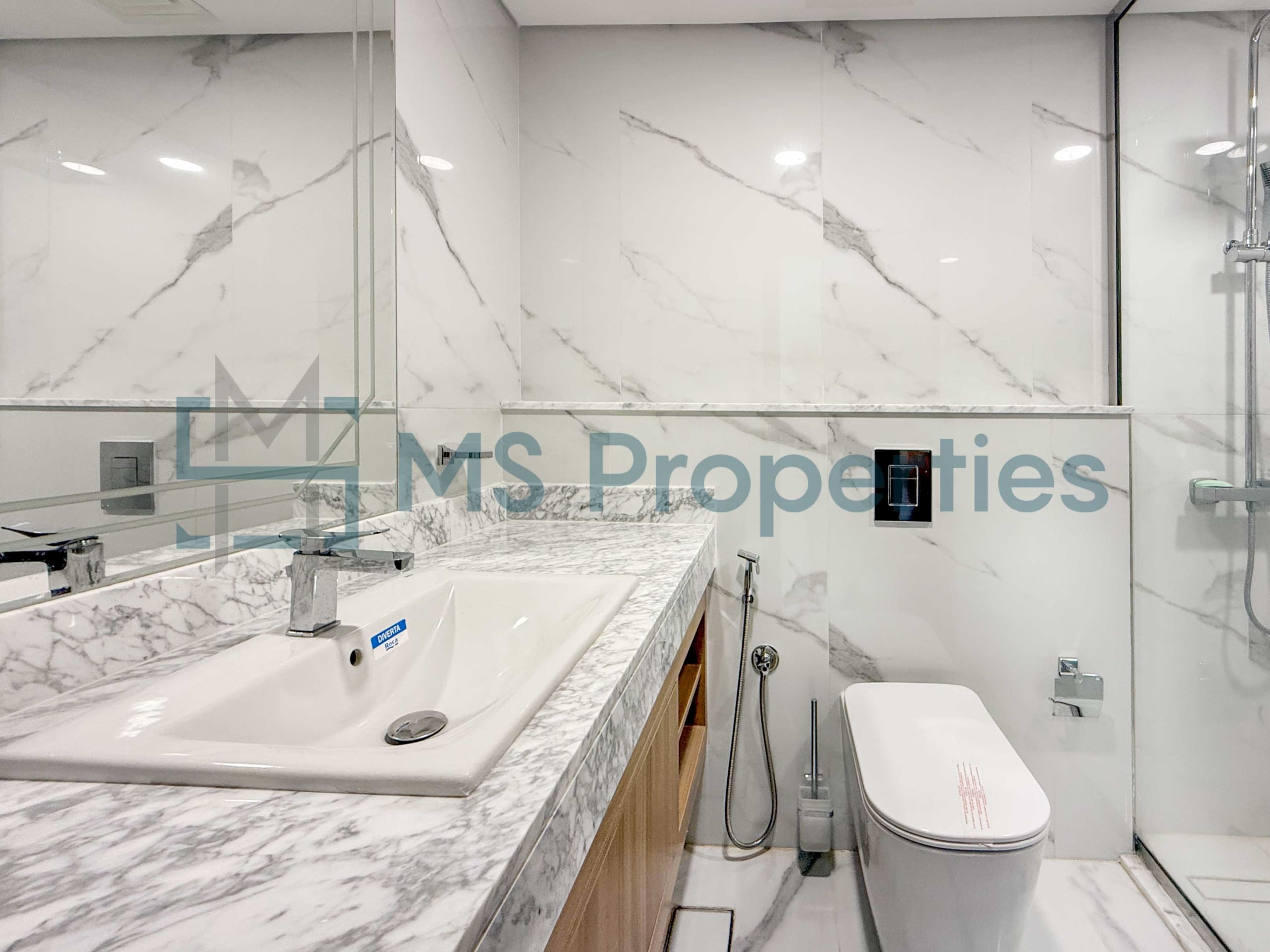 Stunning 2 Bedroom Flat with Outstanding View