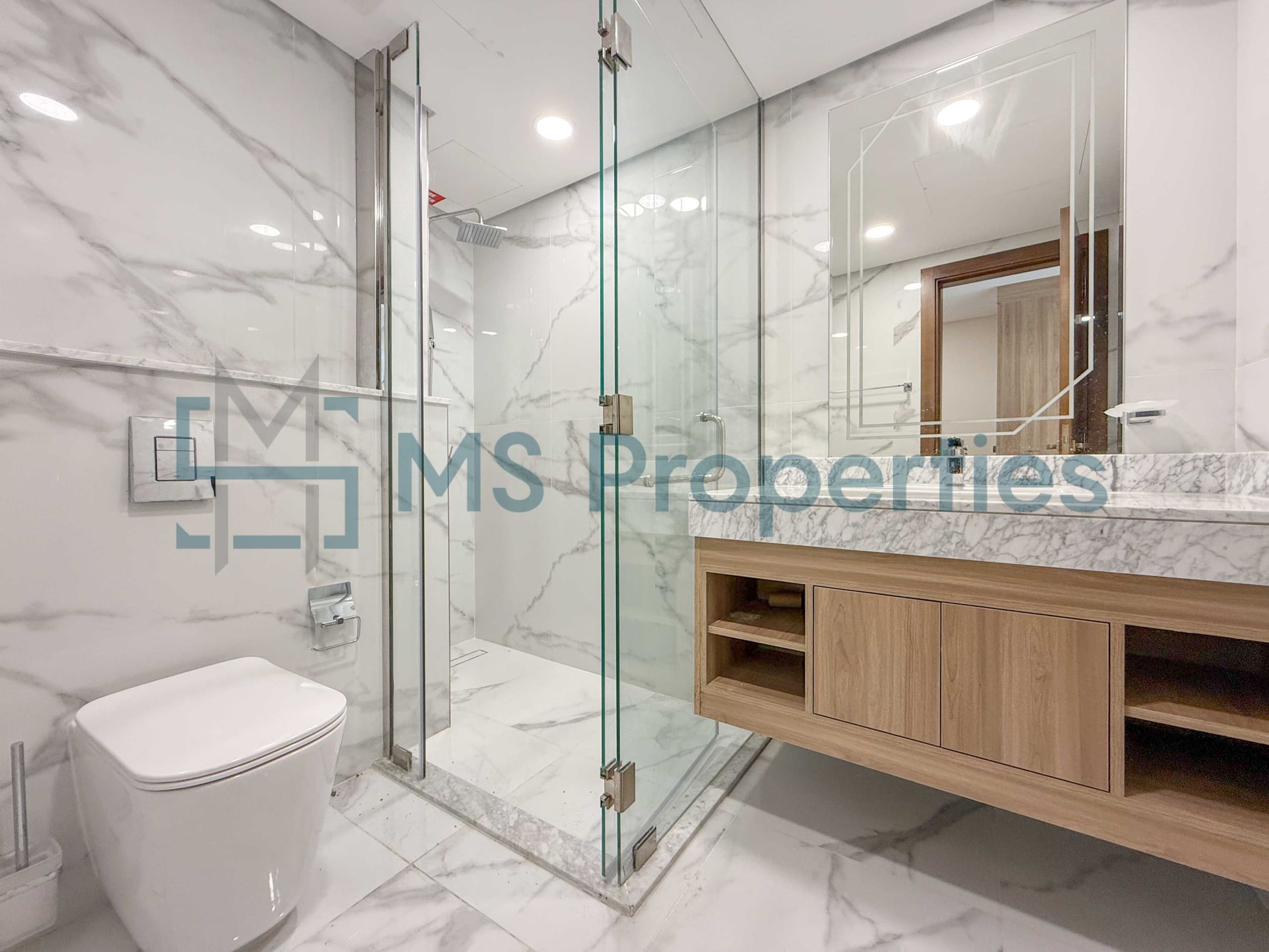 Stunning 2 Bedroom Flat with Outstanding View