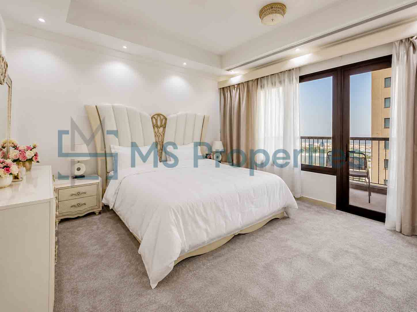 Elegant Luxury 1BR+Office Apartment with Balcony