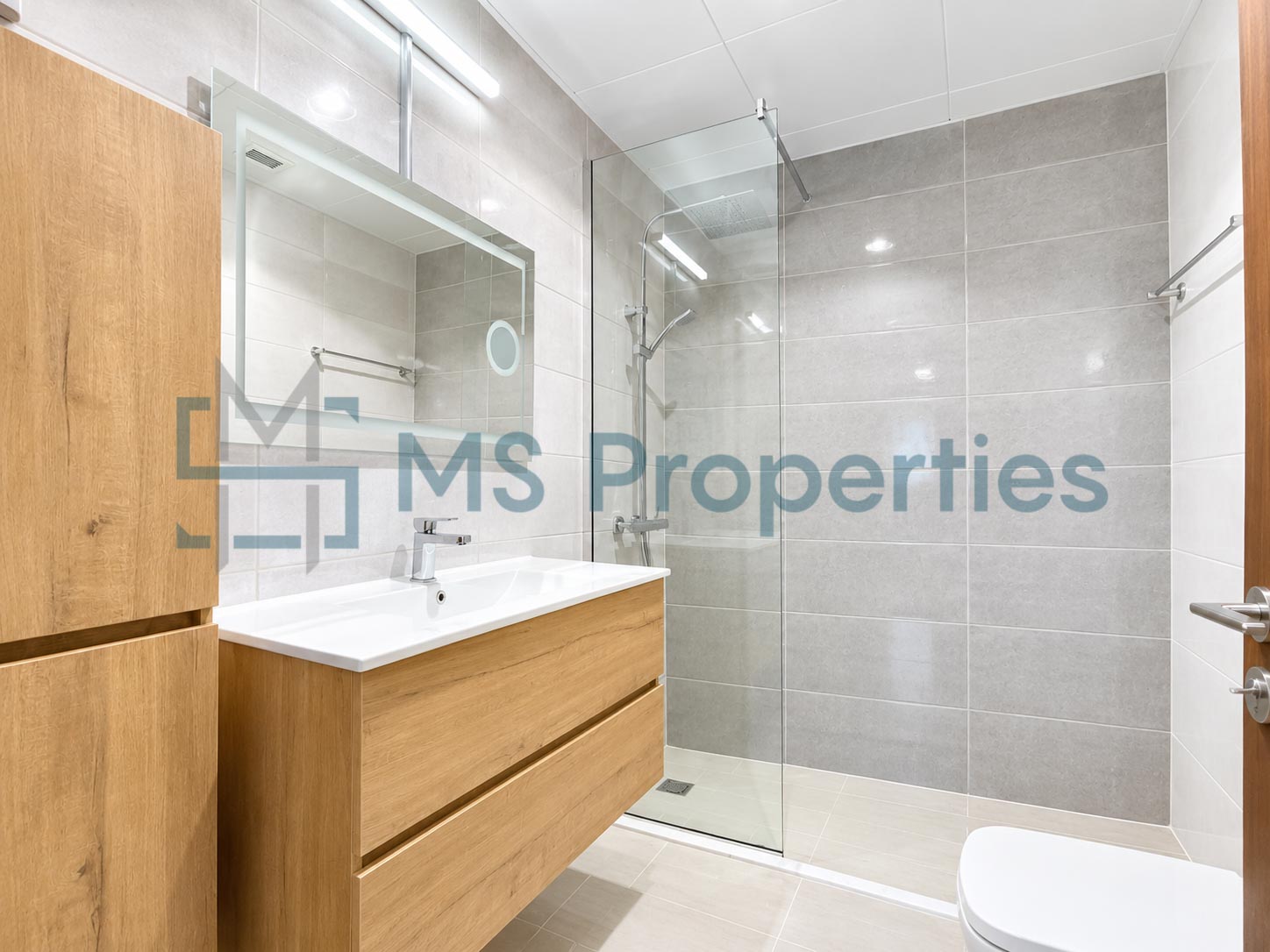 Modern 2 BDR Furnished with Balcony Beautiful View