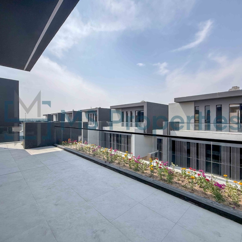 Brand New Luxurious 4Bedroom Villa with Backyard and Pool